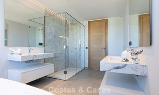 Villa de lujo moderna nueva en venta en una destacada comunidad cerrada de Sotogrande, Costa del Sol 775734 