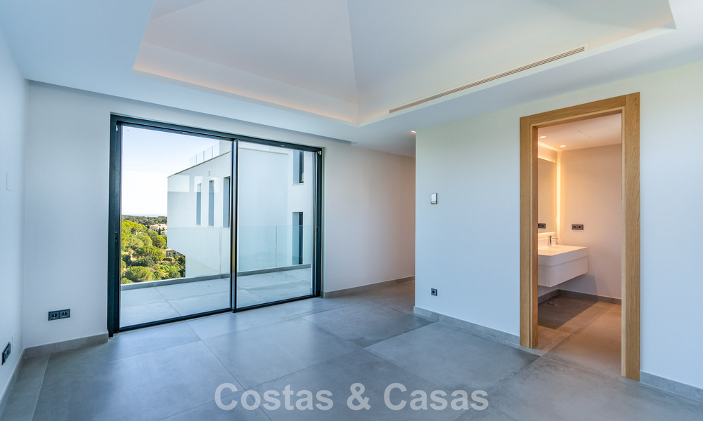 Villa de lujo moderna nueva en venta en una destacada comunidad cerrada de Sotogrande, Costa del Sol 775735