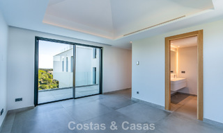 Villa de lujo moderna nueva en venta en una destacada comunidad cerrada de Sotogrande, Costa del Sol 775735 