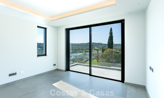 Villa de lujo moderna nueva en venta en una destacada comunidad cerrada de Sotogrande, Costa del Sol 775736 
