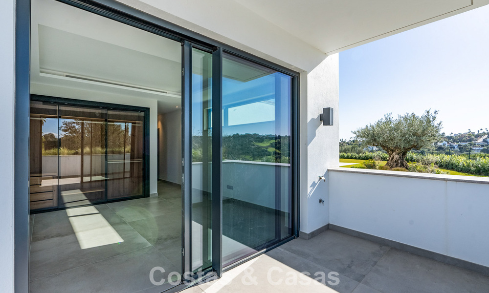 Villa de lujo moderna nueva en venta en una destacada comunidad cerrada de Sotogrande, Costa del Sol 775737