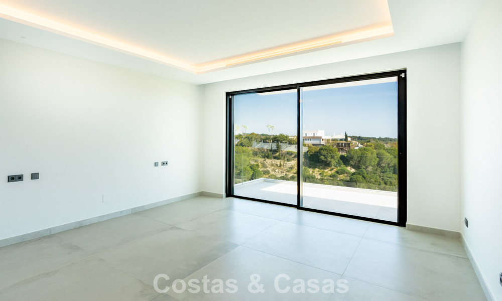 Villa de lujo moderna nueva en venta en una destacada comunidad cerrada de Sotogrande, Costa del Sol 775738