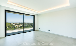 Villa de lujo moderna nueva en venta en una destacada comunidad cerrada de Sotogrande, Costa del Sol 775739 