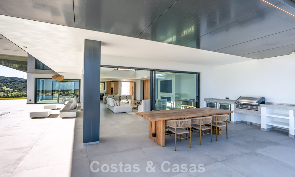 Villa de lujo moderna nueva en venta en una destacada comunidad cerrada de Sotogrande, Costa del Sol 775740