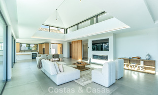Villa de lujo moderna nueva en venta en una destacada comunidad cerrada de Sotogrande, Costa del Sol 775741 