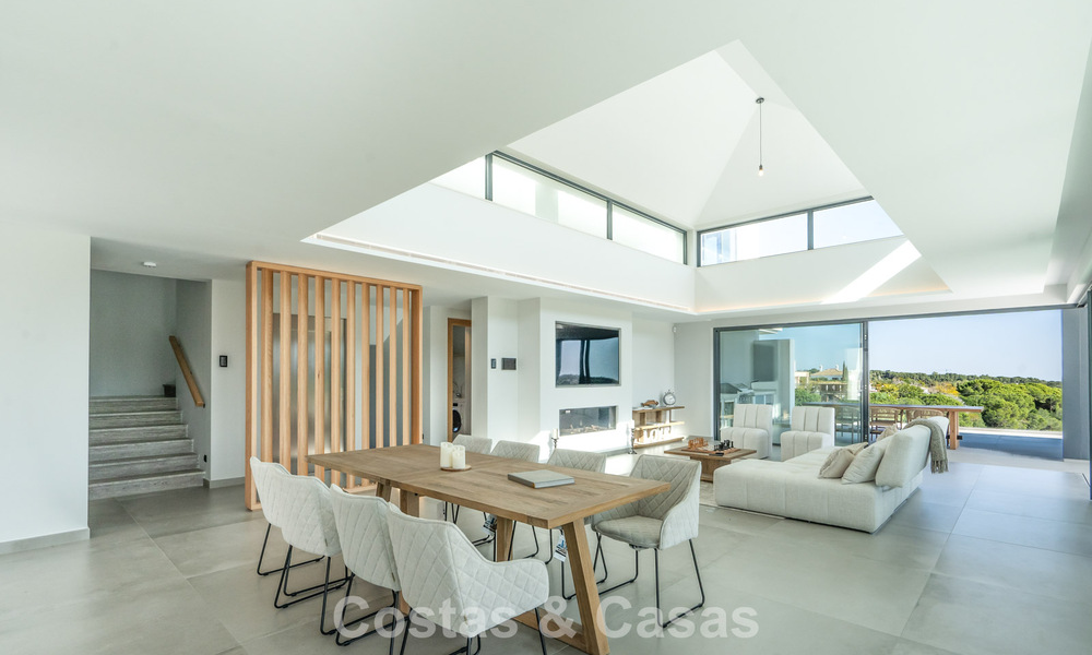 Villa de lujo moderna nueva en venta en una destacada comunidad cerrada de Sotogrande, Costa del Sol 775743
