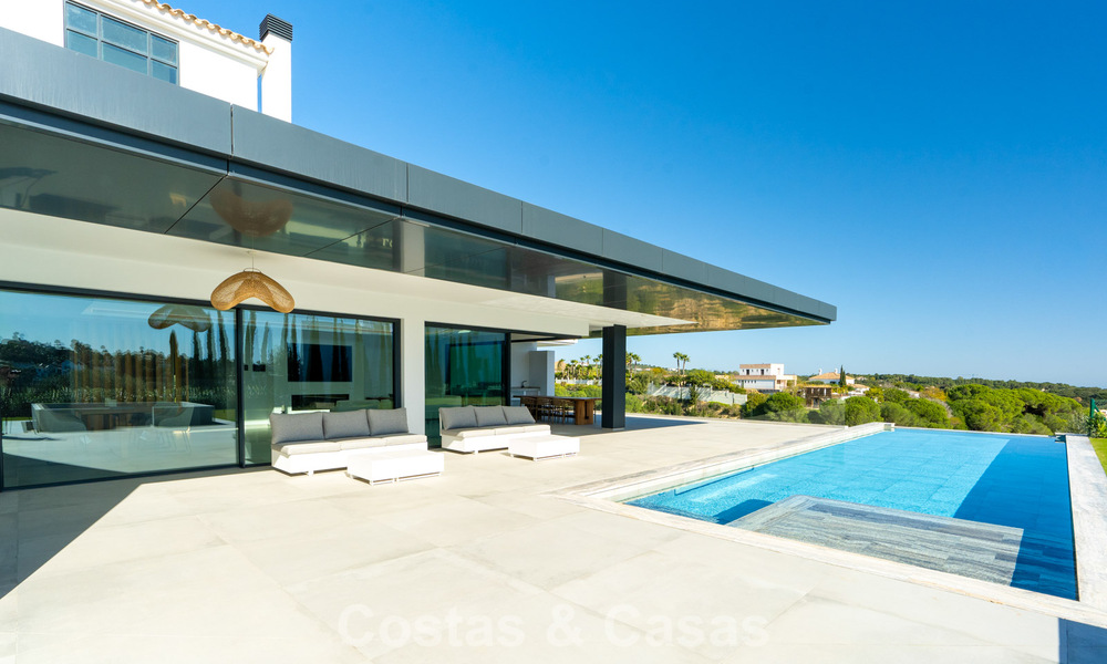 Villa de lujo moderna nueva en venta en una destacada comunidad cerrada de Sotogrande, Costa del Sol 775744