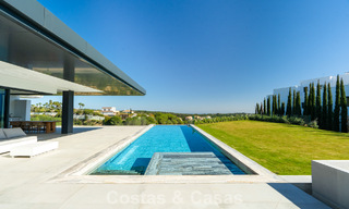 Villa de lujo moderna nueva en venta en una destacada comunidad cerrada de Sotogrande, Costa del Sol 775745 
