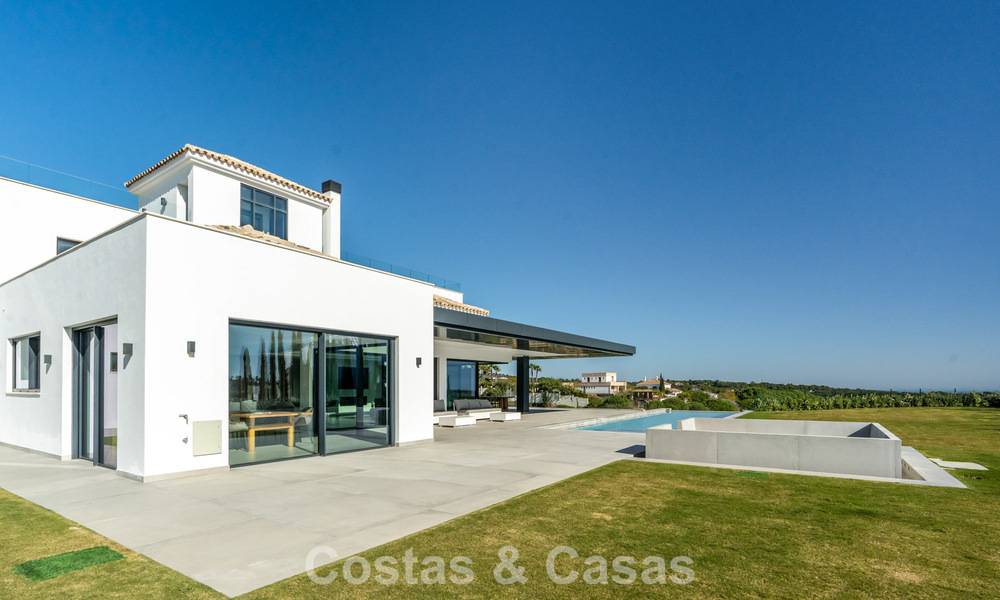 Villa de lujo moderna nueva en venta en una destacada comunidad cerrada de Sotogrande, Costa del Sol 775746