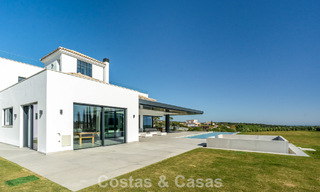 Villa de lujo moderna nueva en venta en una destacada comunidad cerrada de Sotogrande, Costa del Sol 775746 