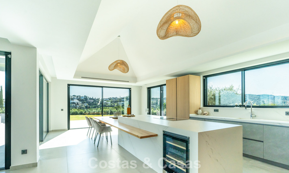 Villa de lujo moderna nueva en venta en una destacada comunidad cerrada de Sotogrande, Costa del Sol 775748