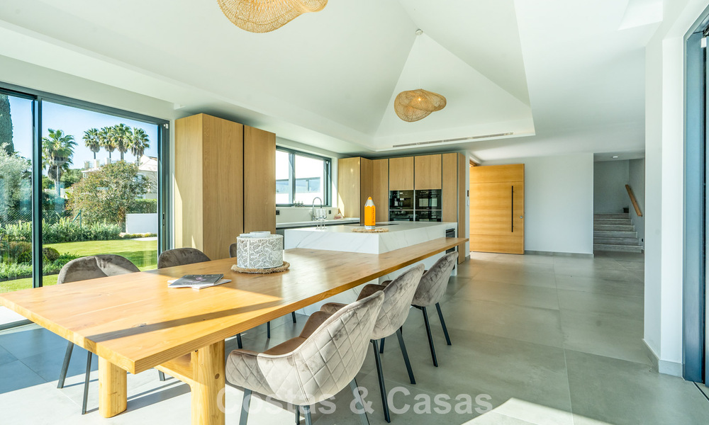 Villa de lujo moderna nueva en venta en una destacada comunidad cerrada de Sotogrande, Costa del Sol 775749