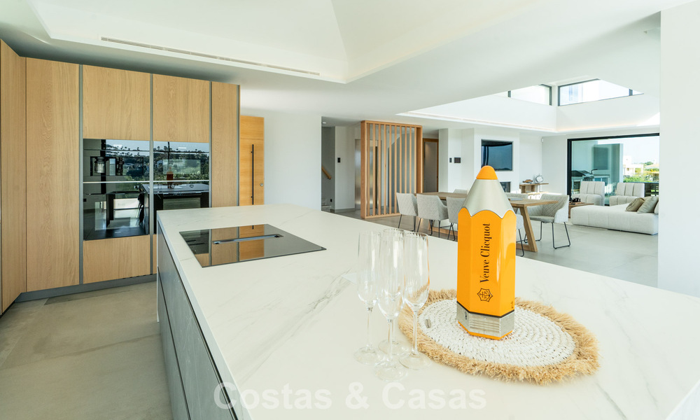 Villa de lujo moderna nueva en venta en una destacada comunidad cerrada de Sotogrande, Costa del Sol 775750