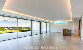 Villa de lujo moderna nueva en venta en una destacada comunidad cerrada de Sotogrande, Costa del Sol 775751 
