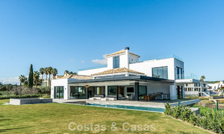 Villa de lujo moderna nueva en venta en una destacada comunidad cerrada de Sotogrande, Costa del Sol 775753 