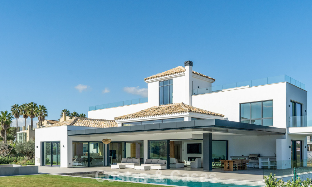 Villa de lujo moderna nueva en venta en una destacada comunidad cerrada de Sotogrande, Costa del Sol 775754