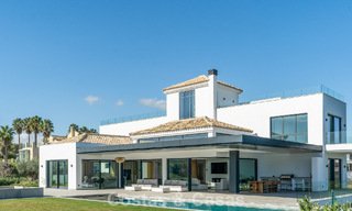 Villa de lujo moderna nueva en venta en una destacada comunidad cerrada de Sotogrande, Costa del Sol 775754 
