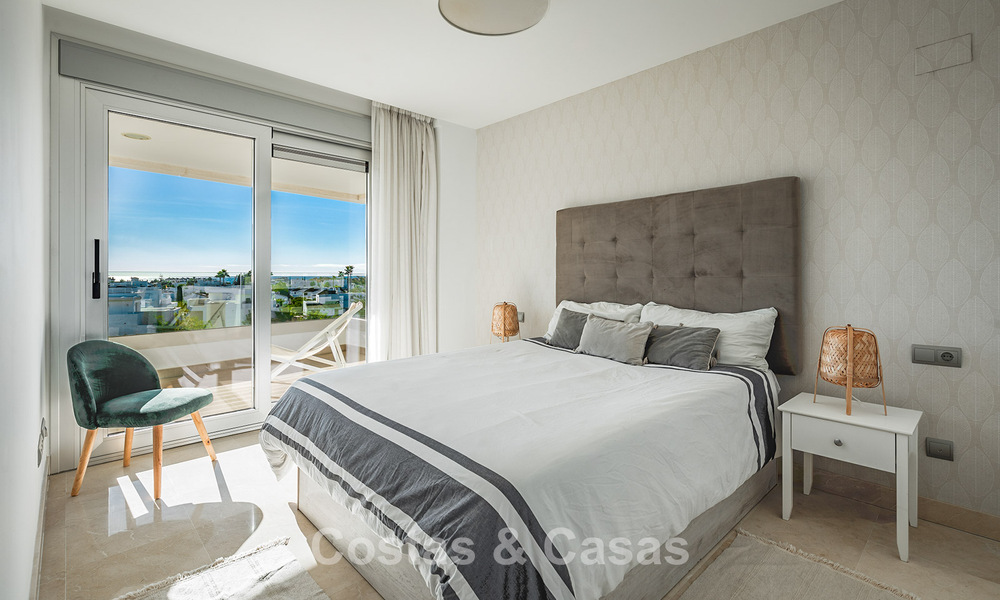 Ático contemporáneo con gran solárium en venta en un complejo moderno en San Pedro, Marbella 775779