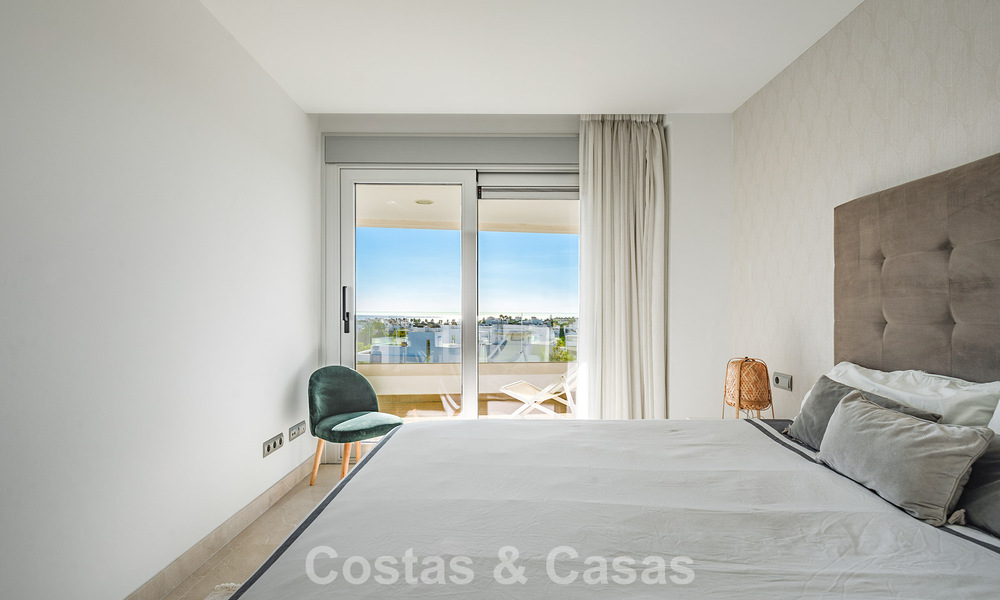 Ático contemporáneo con gran solárium en venta en un complejo moderno en San Pedro, Marbella 775781