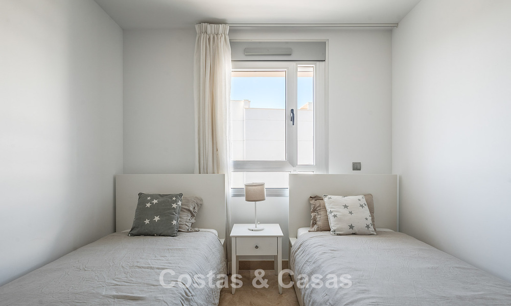 Ático contemporáneo con gran solárium en venta en un complejo moderno en San Pedro, Marbella 775784
