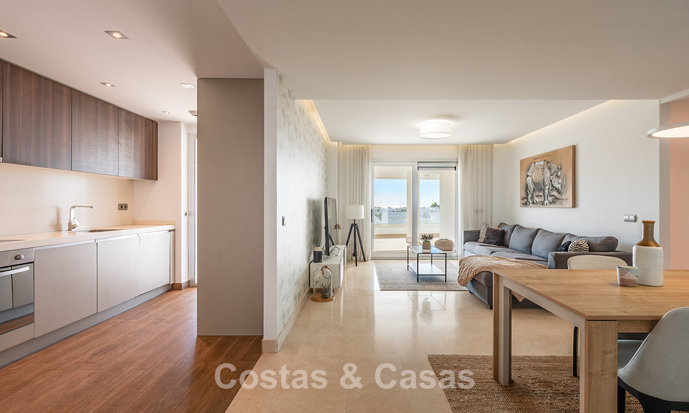 Ático contemporáneo con gran solárium en venta en un complejo moderno en San Pedro, Marbella 775787