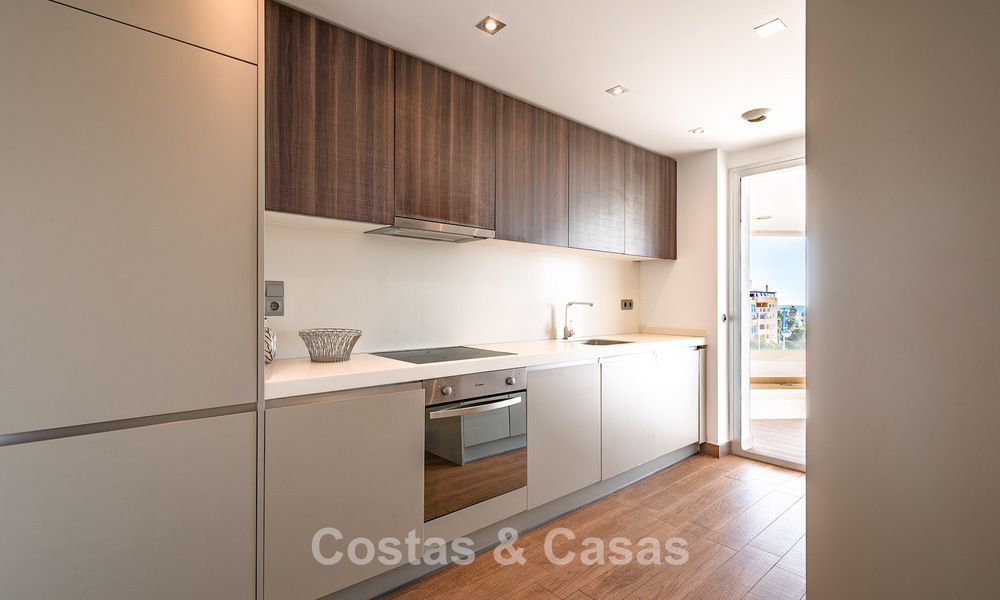 Ático contemporáneo con gran solárium en venta en un complejo moderno en San Pedro, Marbella 775789