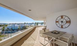 Ático contemporáneo con gran solárium en venta en un complejo moderno en San Pedro, Marbella 775791 