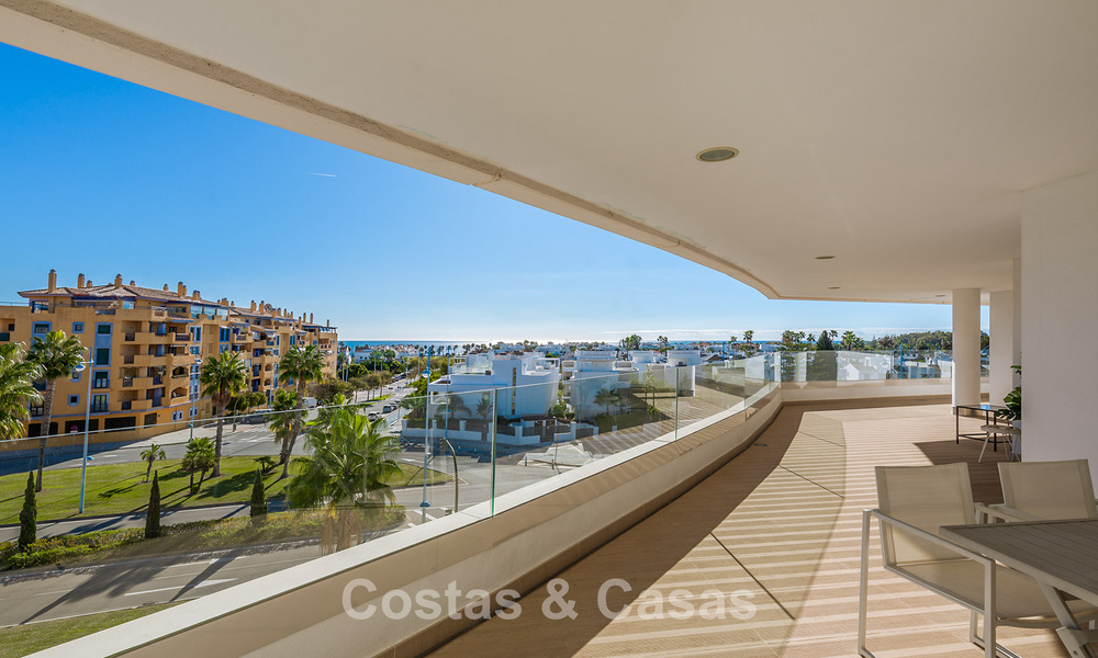 Ático contemporáneo con gran solárium en venta en un complejo moderno en San Pedro, Marbella 775792