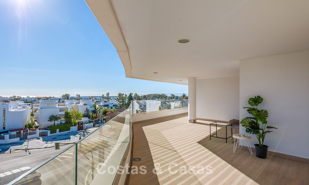 Ático contemporáneo con gran solárium en venta en un complejo moderno en San Pedro, Marbella 775793