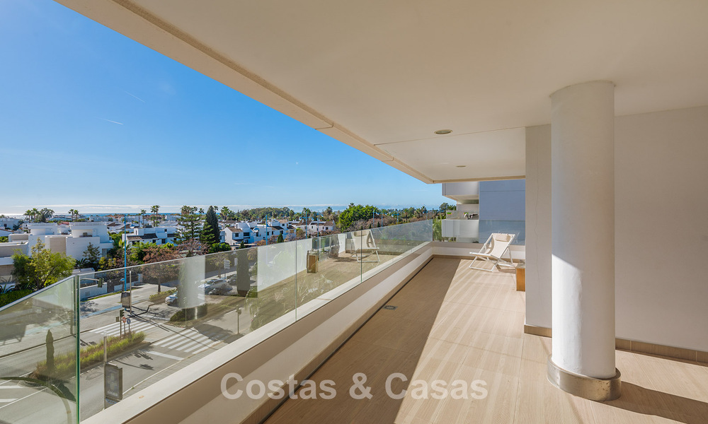 Ático contemporáneo con gran solárium en venta en un complejo moderno en San Pedro, Marbella 775795