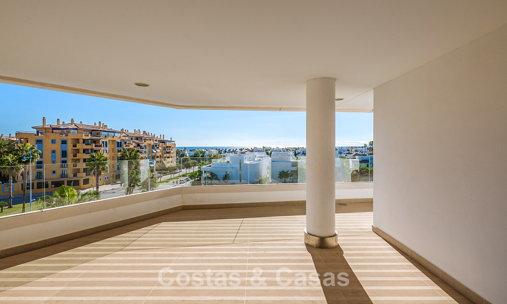 Ático contemporáneo con gran solárium en venta en un complejo moderno en San Pedro, Marbella 775796
