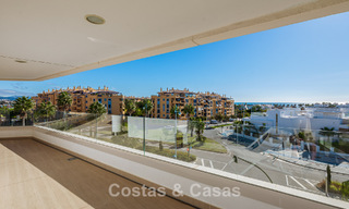 Ático contemporáneo con gran solárium en venta en un complejo moderno en San Pedro, Marbella 775797 