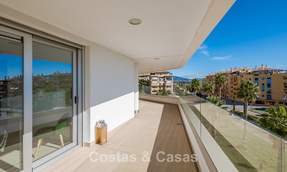 Ático contemporáneo con gran solárium en venta en un complejo moderno en San Pedro, Marbella 775798