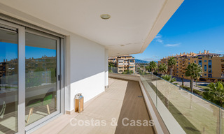 Ático contemporáneo con gran solárium en venta en un complejo moderno en San Pedro, Marbella 775798 