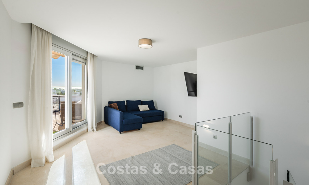 Ático contemporáneo con gran solárium en venta en un complejo moderno en San Pedro, Marbella 775801