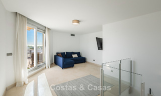 Ático contemporáneo con gran solárium en venta en un complejo moderno en San Pedro, Marbella 775801 