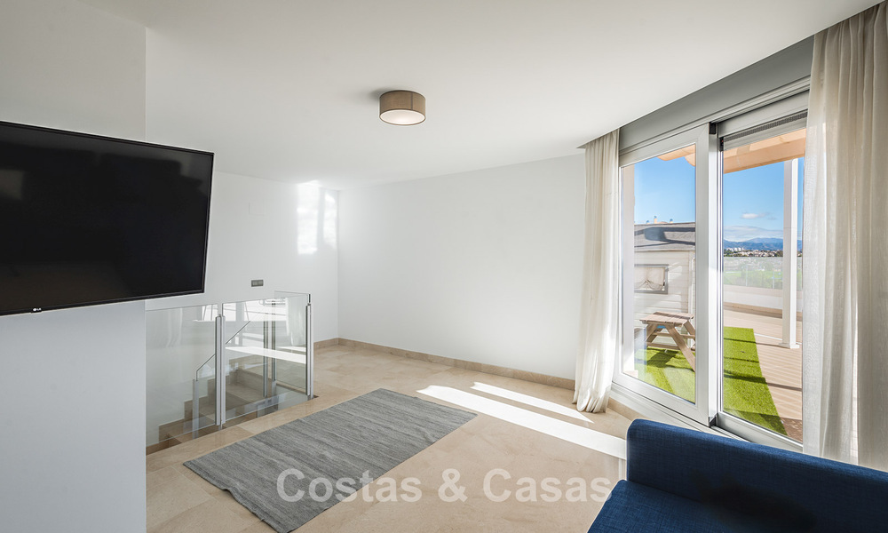Ático contemporáneo con gran solárium en venta en un complejo moderno en San Pedro, Marbella 775802