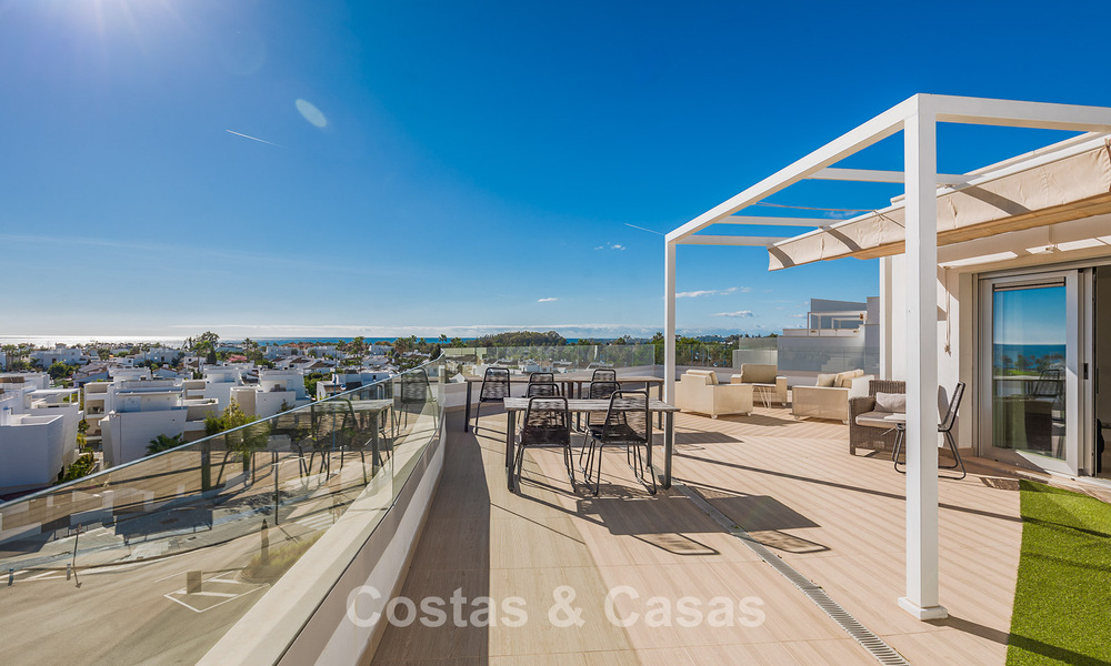 Ático contemporáneo con gran solárium en venta en un complejo moderno en San Pedro, Marbella 775803