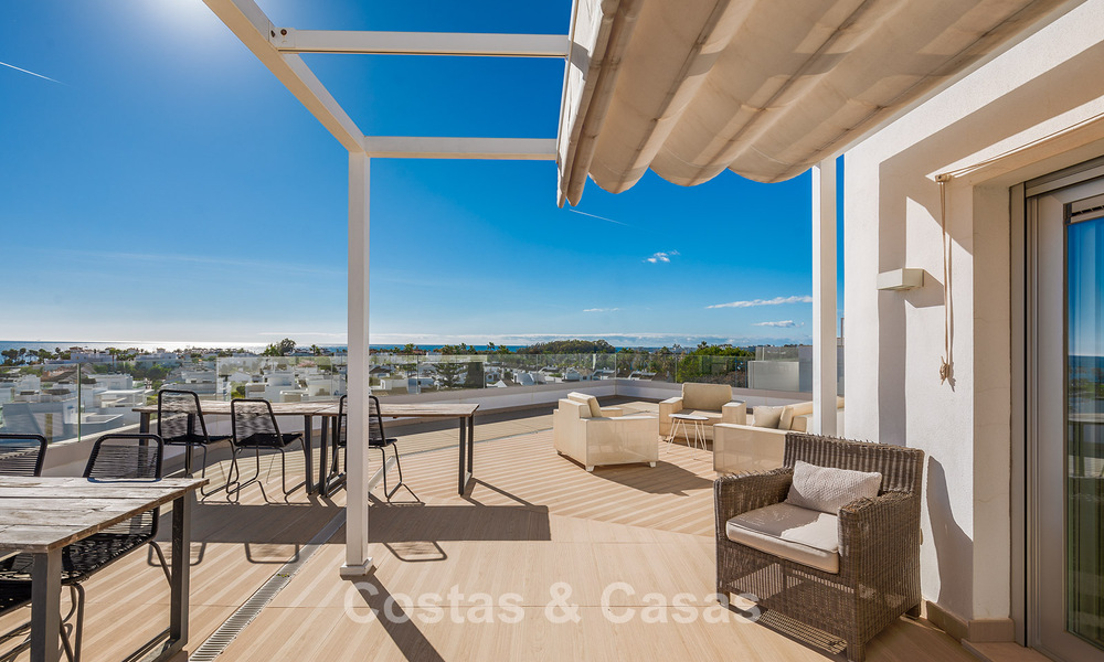 Ático contemporáneo con gran solárium en venta en un complejo moderno en San Pedro, Marbella 775804