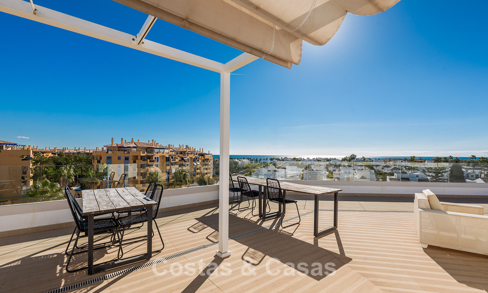 Ático contemporáneo con gran solárium en venta en un complejo moderno en San Pedro, Marbella 775805