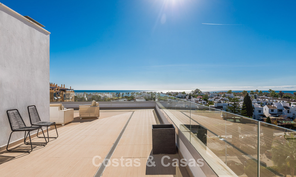 Ático contemporáneo con gran solárium en venta en un complejo moderno en San Pedro, Marbella 775806