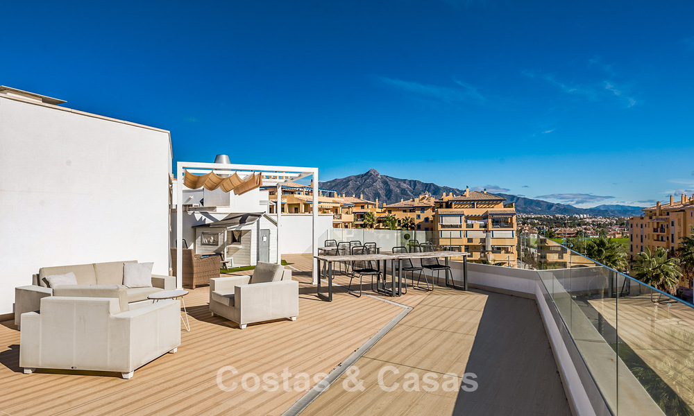 Ático contemporáneo con gran solárium en venta en un complejo moderno en San Pedro, Marbella 775809