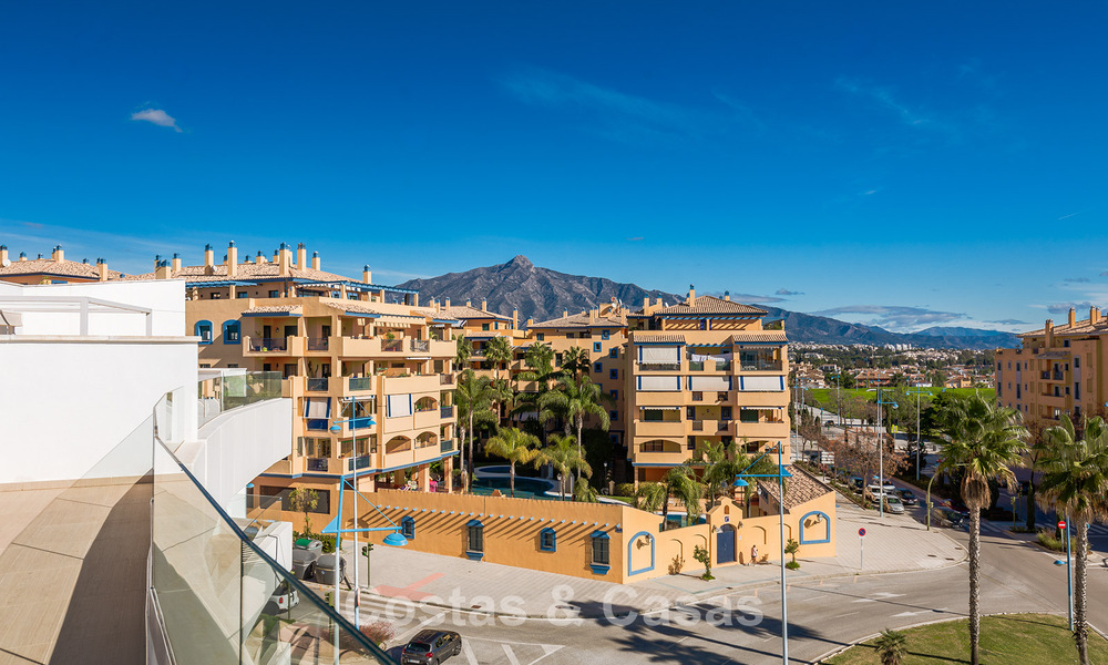 Ático contemporáneo con gran solárium en venta en un complejo moderno en San Pedro, Marbella 775812