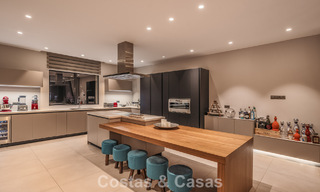 Villa modernista de lujo con vistas al mar en venta en la exclusiva y segura zona de El Madroñal, Marbella - Benahavis 775884 