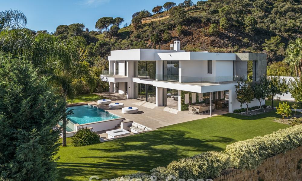 Villa modernista de lujo con vistas al mar en venta en la exclusiva y segura zona de El Madroñal, Marbella - Benahavis 775893