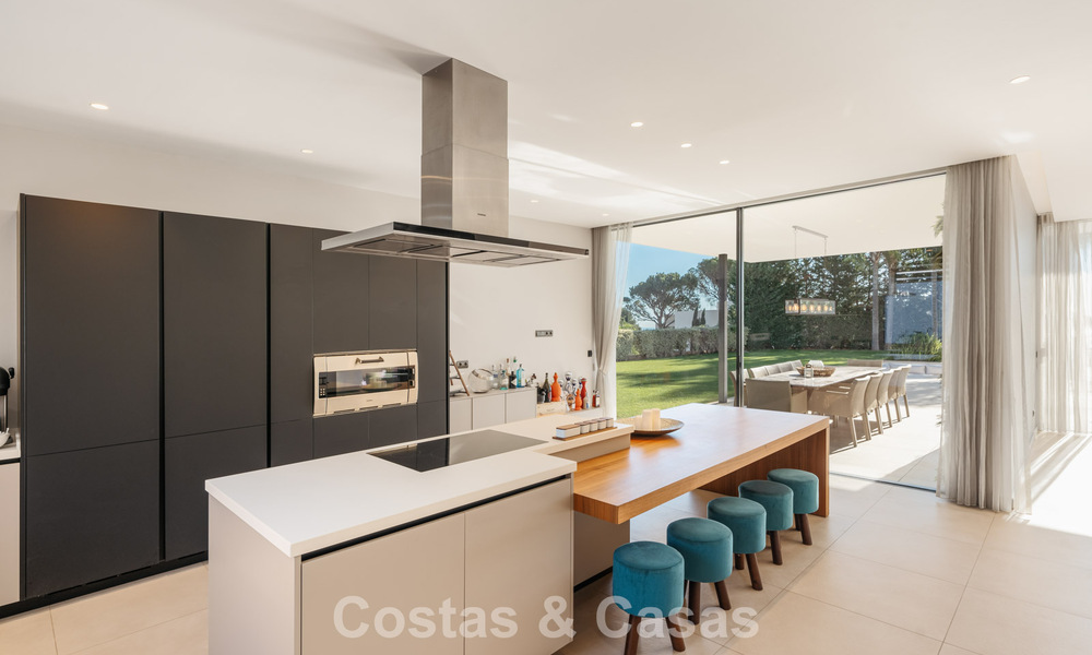 Villa modernista de lujo con vistas al mar en venta en la exclusiva y segura zona de El Madroñal, Marbella - Benahavis 775909