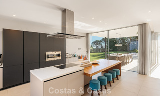 Villa modernista de lujo con vistas al mar en venta en la exclusiva y segura zona de El Madroñal, Marbella - Benahavis 775909 