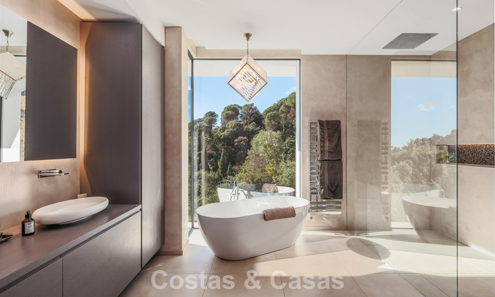 Villa modernista de lujo con vistas al mar en venta en la exclusiva y segura zona de El Madroñal, Marbella - Benahavis 775911