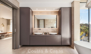 Villa modernista de lujo con vistas al mar en venta en la exclusiva y segura zona de El Madroñal, Marbella - Benahavis 775912 