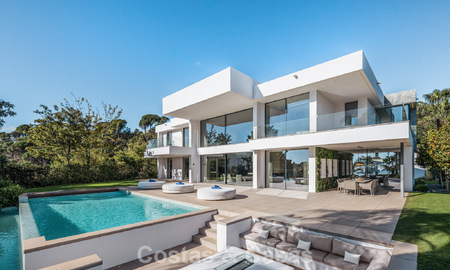 Villa modernista de lujo con vistas al mar en venta en la exclusiva y segura zona de El Madroñal, Marbella - Benahavis 775916